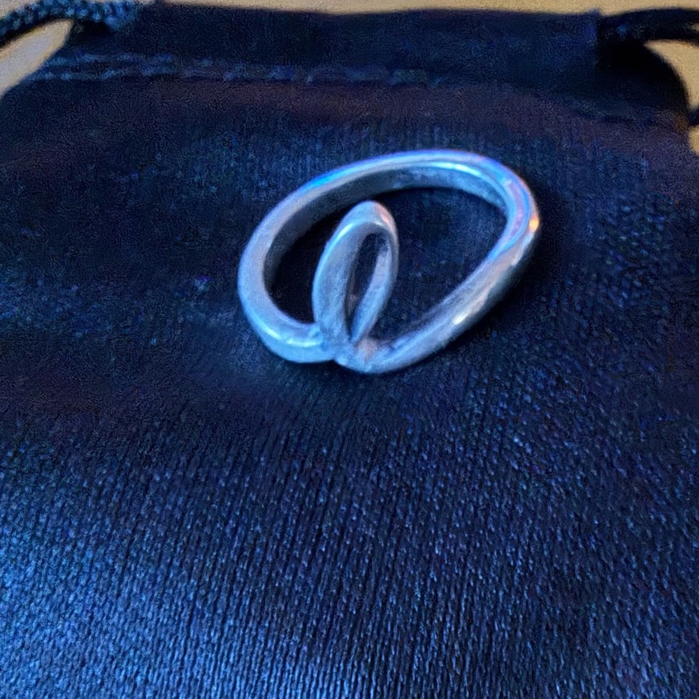 James Avery initial script ring
Size 5
l
